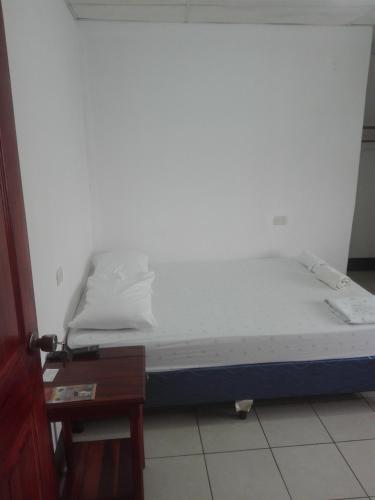 Hostal Don Frank tesisinde bir odada yatak veya yataklar