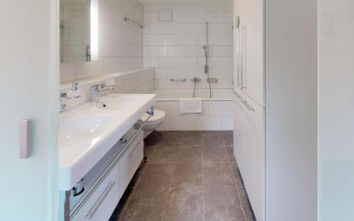 ツェエリーナにあるChalcherin 4の白いバスルーム(洗面台、トイレ付)