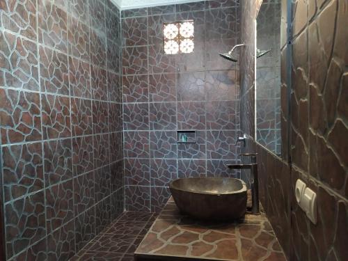 a bathroom with a wooden tub in a shower at Kusuka Bungalow in Gili Trawangan