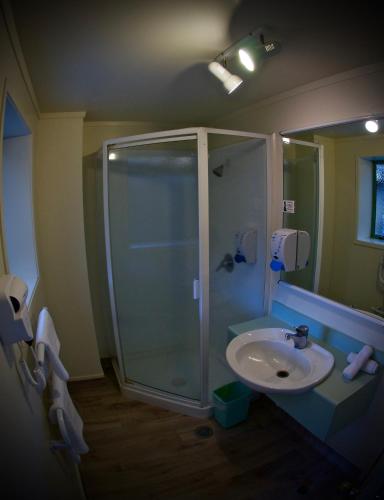 Ένα μπάνιο στο Birchwood Spa Motel