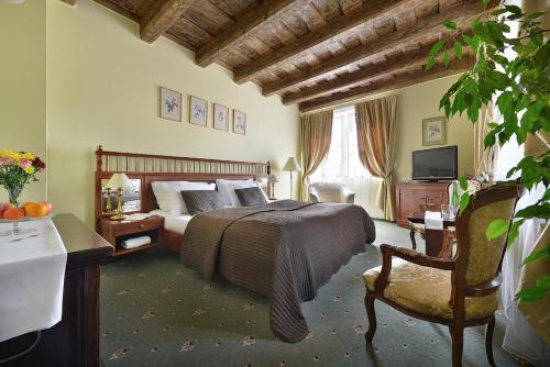 Un pat sau paturi într-o cameră la Hotel U 3 Pstrosu