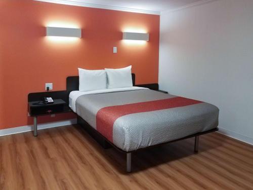 Кровать или кровати в номере Motel 6-Cranbrook, BC