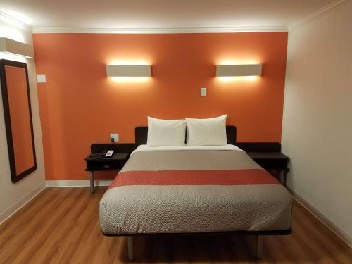 A bed or beds in a room at Motel 6-Cranbrook, BC