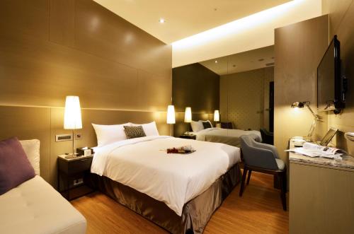 Tempat tidur dalam kamar di Amici hotel Six Star Hostel