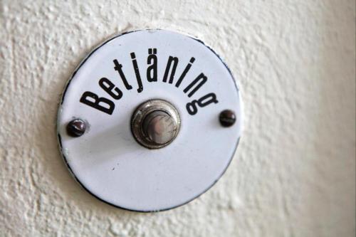 a white button with the word socialism written on it at Hotell Edgar & Lilla Kök in Sölvesborg