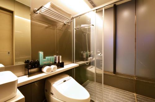 Ett badrum på Amici hotel Six Star Hostel