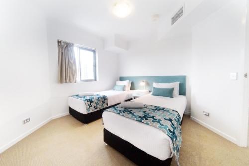 Postel nebo postele na pokoji v ubytování Ocean Views Resort Caloundra