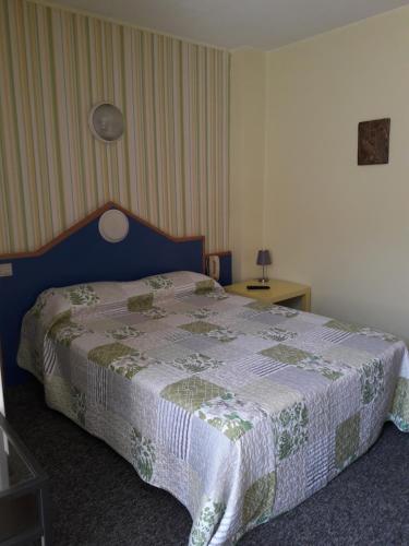 Postel nebo postele na pokoji v ubytování Hôtel des Jacobines