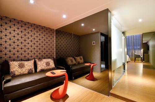 a living room with a couch and a table at Amici hotel Six Star Hostel in Taipei