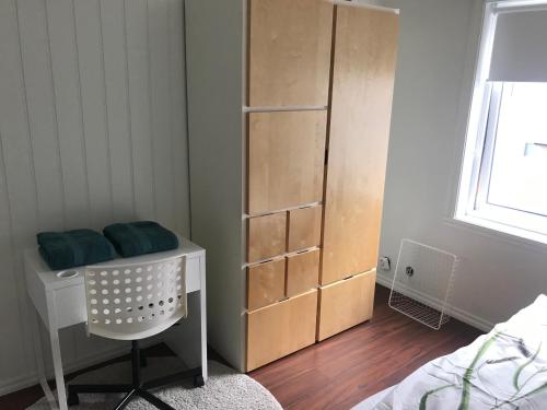 - une chambre avec un bureau et une étagère dans l'établissement Paul’s house, à Ågotnes