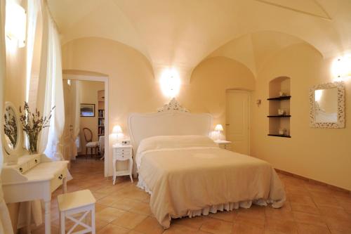 sypialnia z dużym białym łóżkiem w pokoju w obiekcie B&B Corallini w mieście Cervo