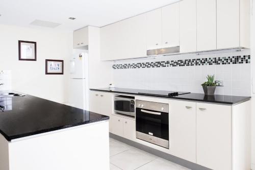 Kuchyň nebo kuchyňský kout v ubytování Ocean Views Resort Caloundra