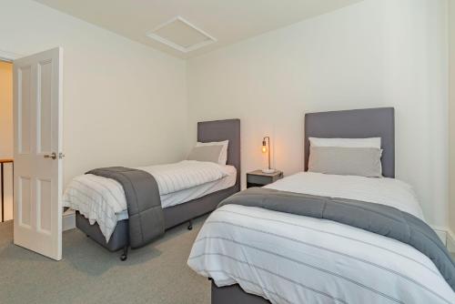 A bed or beds in a room at 4 Bedroom House - Hobart CBD - Free Parking - Free WIFI
