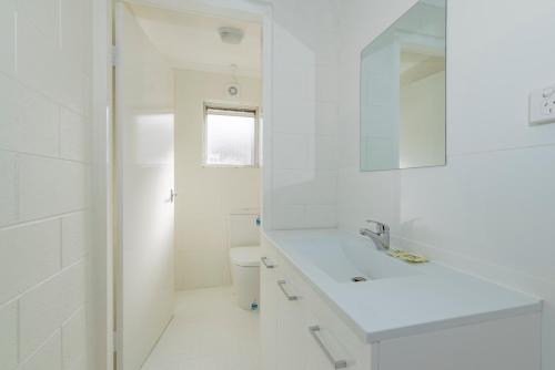 A bathroom at 4 Bedroom House - Hobart CBD - Free Parking - Free WIFI