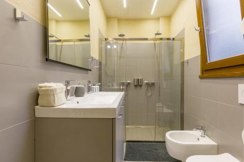 W łazience znajduje się umywalka i prysznic. w obiekcie Spazio Seicentesco w Weronie