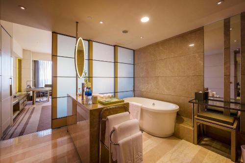 Un baño de Hotel Nikko Saigon