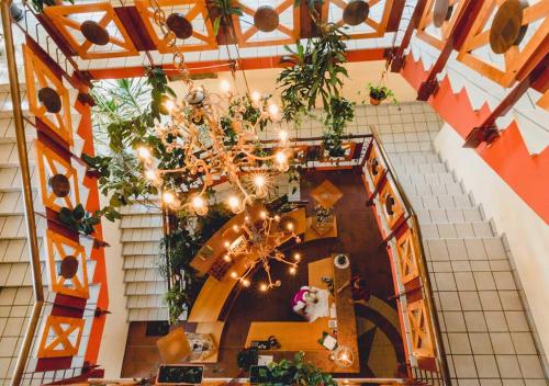 an overhead view of a restaurant with a chandelier at Landgasthof Gietl in Kammern im Liesingtal