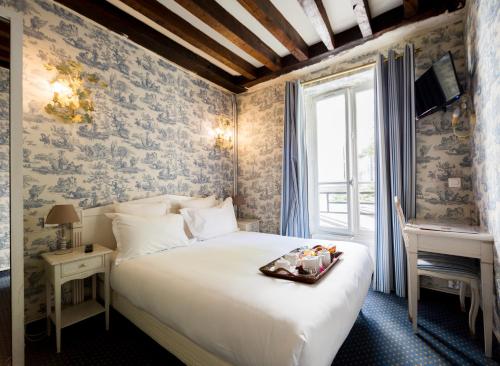Regyn's Montmartre tesisinde bir odada yatak veya yataklar
