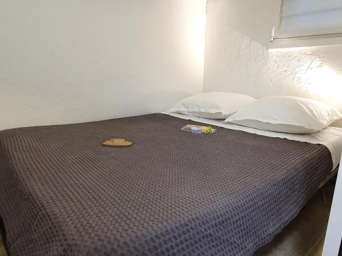 Łóżko lub łóżka w pokoju w obiekcie T2 rez de jardin front de mer