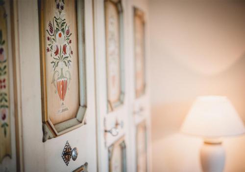 a room with a lamp and a door with a picture at Landgasthof Gietl in Kammern im Liesingtal