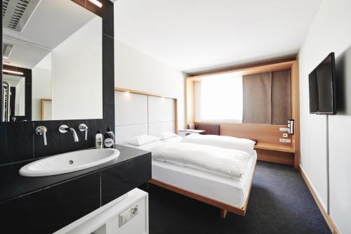 Una cama o camas en una habitación de Hotel Daniel Graz - Smart Lifestyle Near City Centre