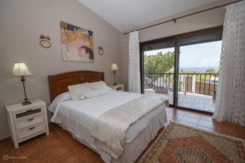 Postel nebo postele na pokoji v ubytování Villa de lujo que mira al mar
