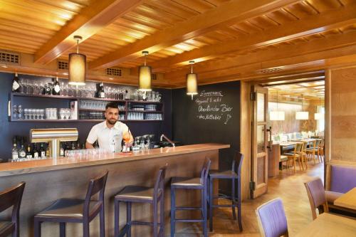Lounge nebo bar v ubytování Hotel Weisses Kreuz