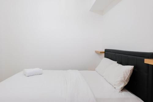 Кровать или кровати в номере Comfortable 2BR Apartment at M-Town Residence By Travelio
