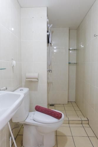 Ванная комната в Comfortable 2BR Apartment at M-Town Residence By Travelio