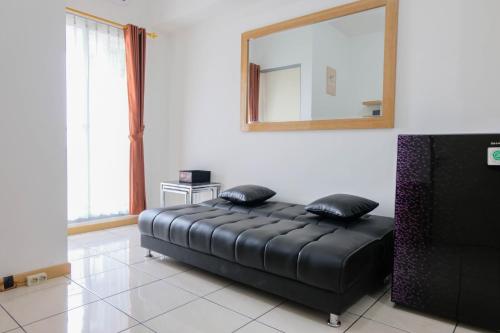 Кровать или кровати в номере Comfortable 2BR Apartment at M-Town Residence By Travelio
