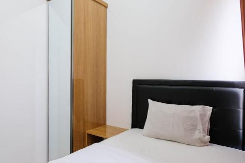 Кровать или кровати в номере Comfortable 2BR Apartment at M-Town Residence By Travelio