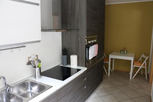 een keuken met een spoelbak en een aanrechtblad bij Appartment Larcher - Meinhard in Merano