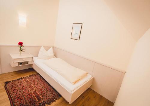 a small room with a bed and a table at Landgasthof Gietl in Kammern im Liesingtal