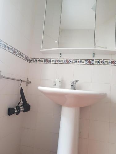 y baño con lavabo y espejo. en Apartamento CabezoDoce, en Calahorra