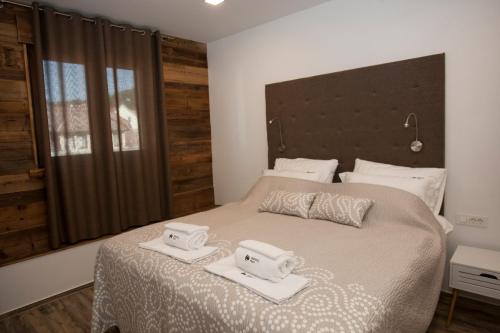 um quarto com uma cama com duas toalhas em Family fun Pohorje em Ruše