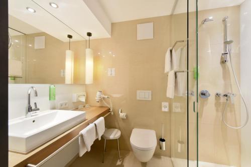 uma casa de banho com um lavatório e um chuveiro em Hotel Weisses Kreuz em Feldkirch