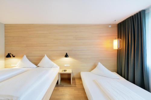 Ein Bett oder Betten in einem Zimmer der Unterkunft Hotel Weisses Kreuz