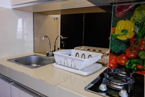 Kuchyň nebo kuchyňský kout v ubytování Best Price Studio Apartment at Atria Residence near Mall By Travelio