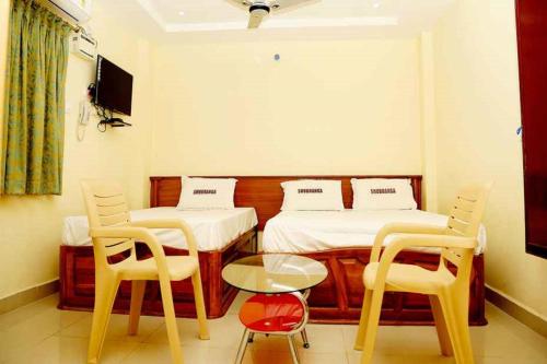 Una cama o camas en una habitación de Shubhanga Residency