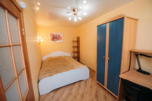 イヴァノヴォにあるАпартаменты на улице Генкинойの小さなベッドルーム(ベッド1台、青いキャビネット付)