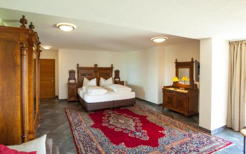 A bed or beds in a room at Gutshof Harlandleiten
