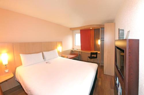 En eller flere senge i et værelse på ibis Poitiers Sud