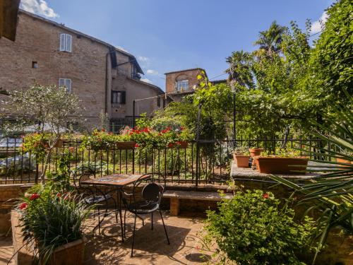 a patio with a table and chairs and plants at B&B Siena In Centro - Diffuso in Siena