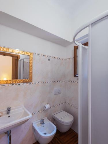 a bathroom with a sink and a toilet and a mirror at B&B Siena In Centro - Diffuso in Siena