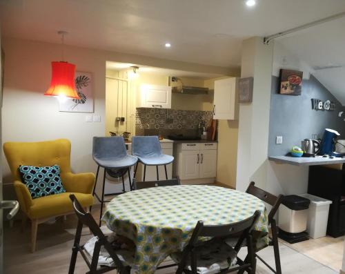 Il comprend une cuisine avec une table et des chaises. dans l'établissement Le Balcon, à Dallet