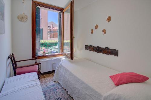 1 dormitorio con 2 camas y ventana en CANDIANO Cruise-Port, en Venecia