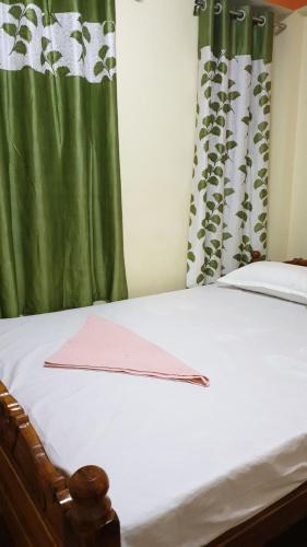Ένα ή περισσότερα κρεβάτια σε δωμάτιο στο Mahakal homestay