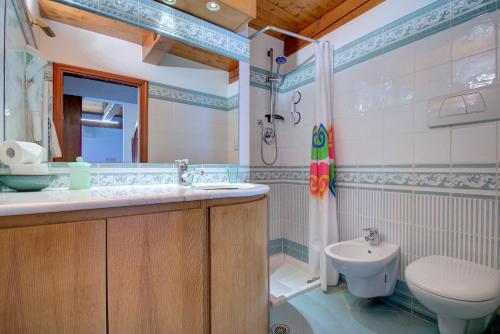 een badkamer met een wastafel, een toilet en een douche bij GrandCanal-Start in Venetië