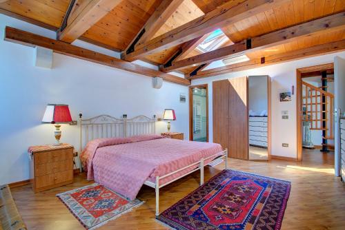 a bedroom with a bed and a wooden ceiling at GrandCanal-Start in Venice