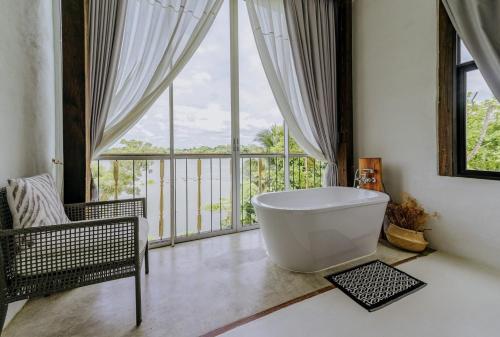 Φωτογραφία από το άλμπουμ του White Wall Riverfront Hotel σε Kamphaeng Phet